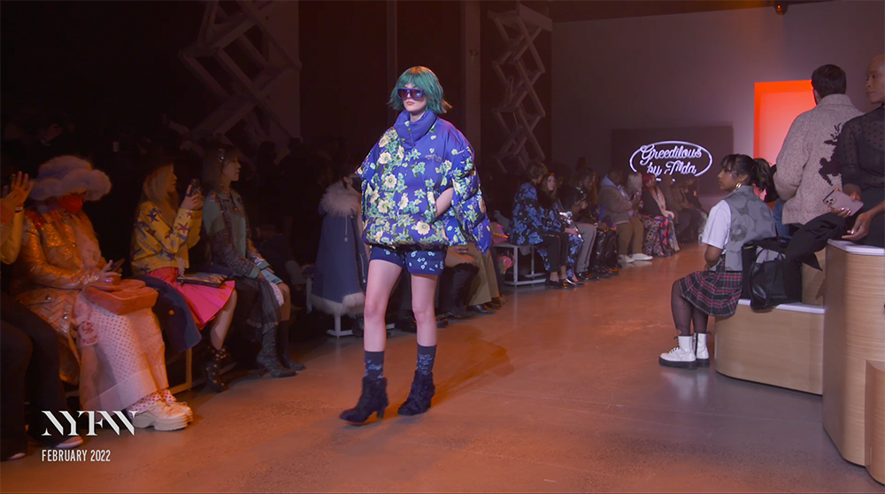 ▲LG의 인공지능(AI) 아티스트 '틸다'는 14일(현지시간) ‘2022 F/W 뉴욕 패션위크에서 박윤희 디자이너와 손잡고 ‘금성에서 핀 꽃’을 모티프로 디자인한 의상들을 뉴욕 패션 위크에서 선보였다. (제공=LG전자)