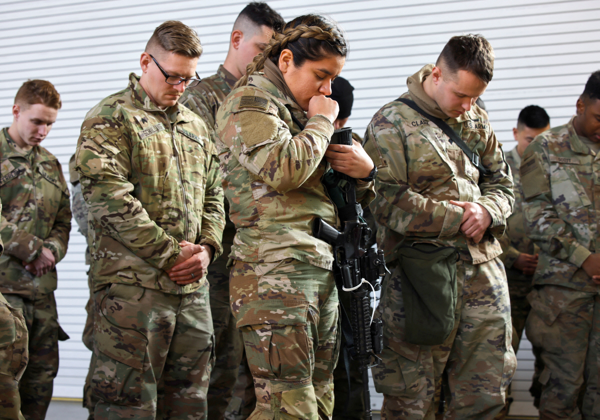 ▲미국 82공수사단 소속 장병들이 14일(현지시간) 노스캐롤라이나주 포트브래그에서 유럽으로 향하는 수송기에 탑승하기 전 기도하고 있다. 포트브래그/로이터연합뉴스