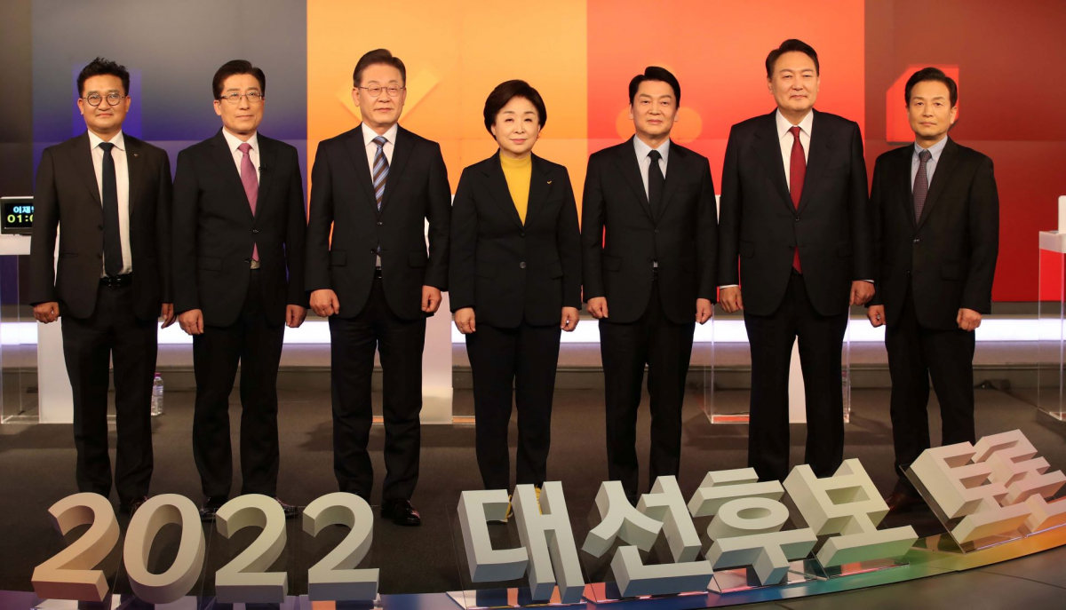 ▲11일 오후 서울 중구 매경미디어센터에서 열린 한국기자협회 주최 방송 6개사 공동 주관 2022 대선후보 초청 토론회 시작에 앞서 참석자들이 기념촬영을 하고 있다. 왼쪽부터 김동훈 기자협회장, 이재명 더불어민주당 대선 후보, 심상정 정의당 대선 후보, 안철수 국민의당 대선 후보, 윤석열 국민의힘 대선 후보, 김종필 한국기자협회 대선토론 기획단장.  (뉴시스)