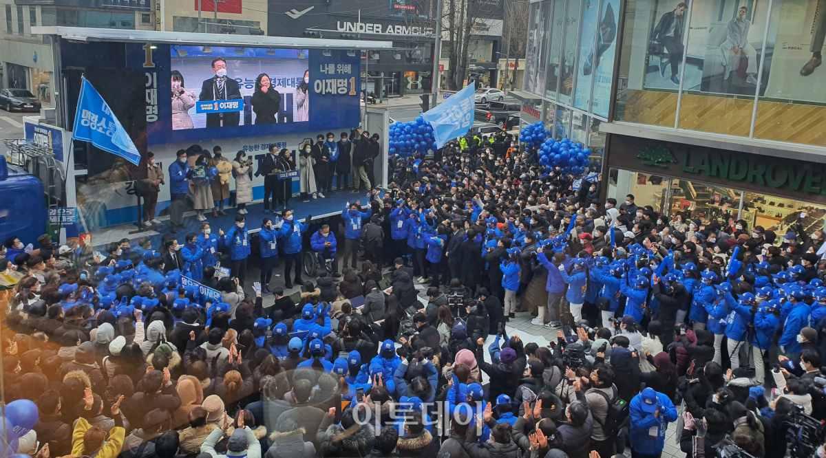 ▲이재명 더불어민주당 대선후보가 15일 오후3시께 대전 으능정이 거리를 찾아 지지들과 만나고 있다.  (대전=유혜림 기자 wiseforest@)