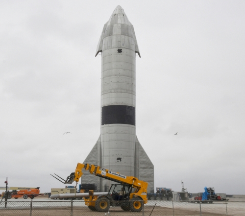 ▲일론 머스크가 이끄는 우주탐사 기업 스페이스X 우주선 모형이 미국 텍사스 보카치카 발사장에 놓여 있다. 보카치카/로이터연합뉴스
