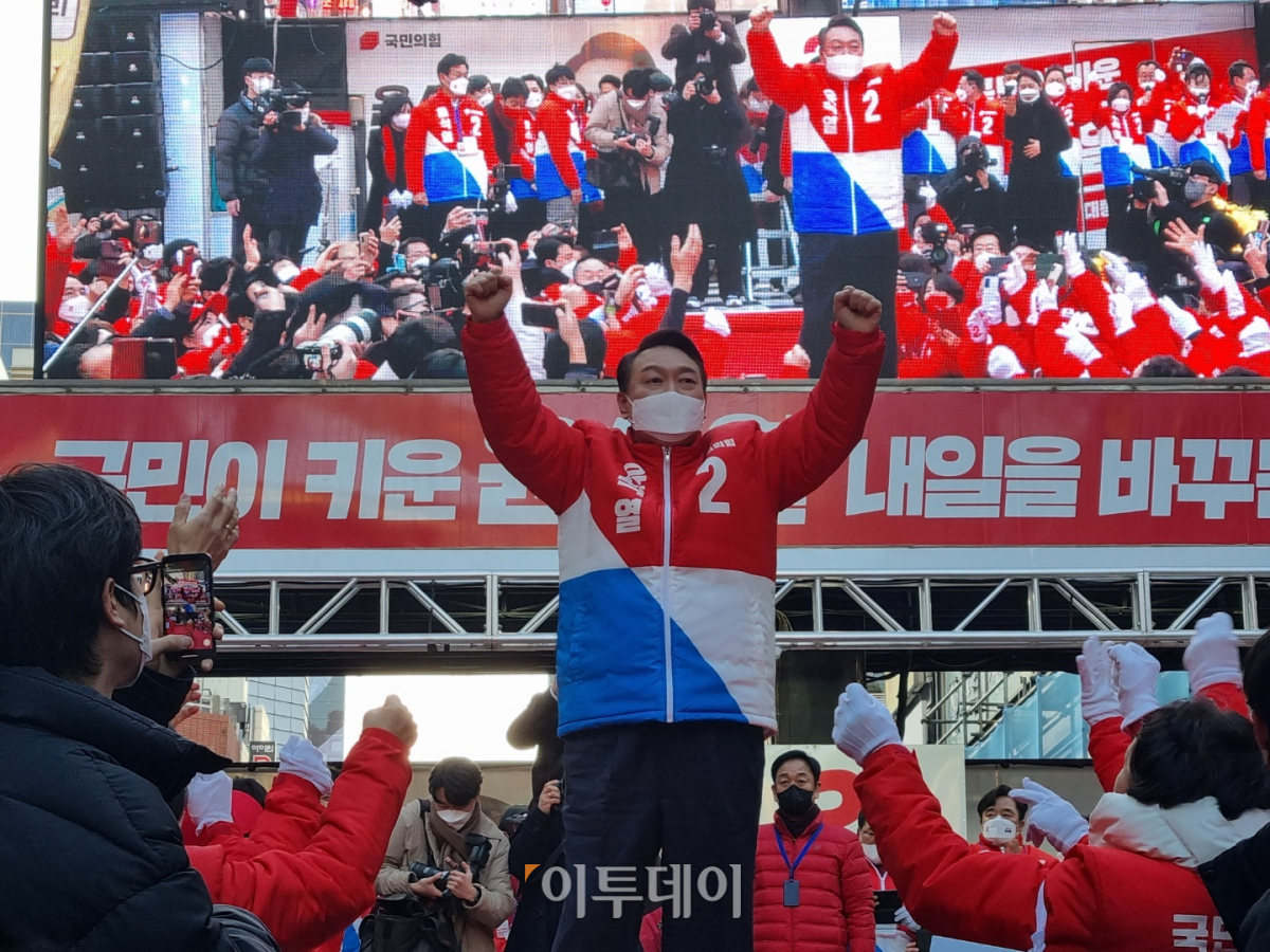 ▲윤석열 국민의힘 대선 후보가 15일 오후 부산 서면에서 거리 유세를 진행하고 있다. (부산=박준상 기자 jooooon@)
