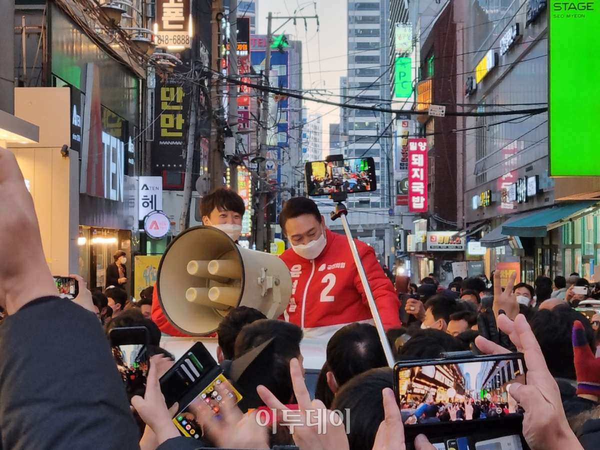 ▲윤석열 국민의힘 대선 후보와 이준석 대표가 15일 부산 서면에서 선거 유세 차인 '라보'에 올라탄 뒤 시민들과 인사를 나누고 있다. (부산=박준상 기자 jooooon@)
