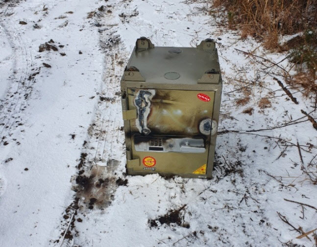 ▲A씨가 버리고 간 금고. (연합뉴스)