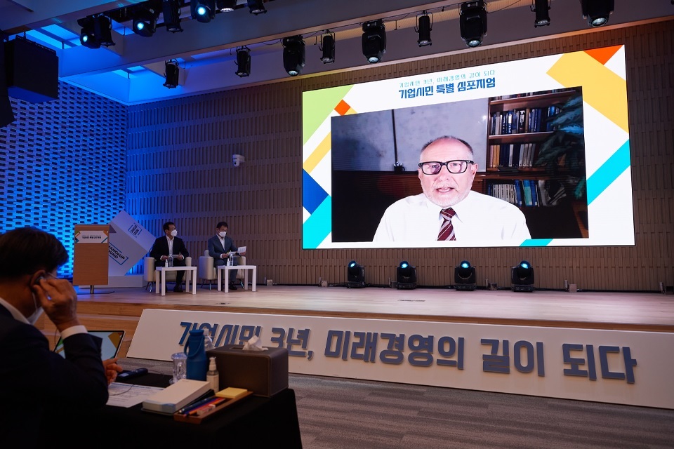 ▲스탠퍼드 경영대학원의 윌리엄 바넷(William P. Barnett) 주임교수가 2021년 7월 열린 기업시민 특별 심포지엄에서 온라인으로 기조강연을 하고 있다. (사진제공=포스코)