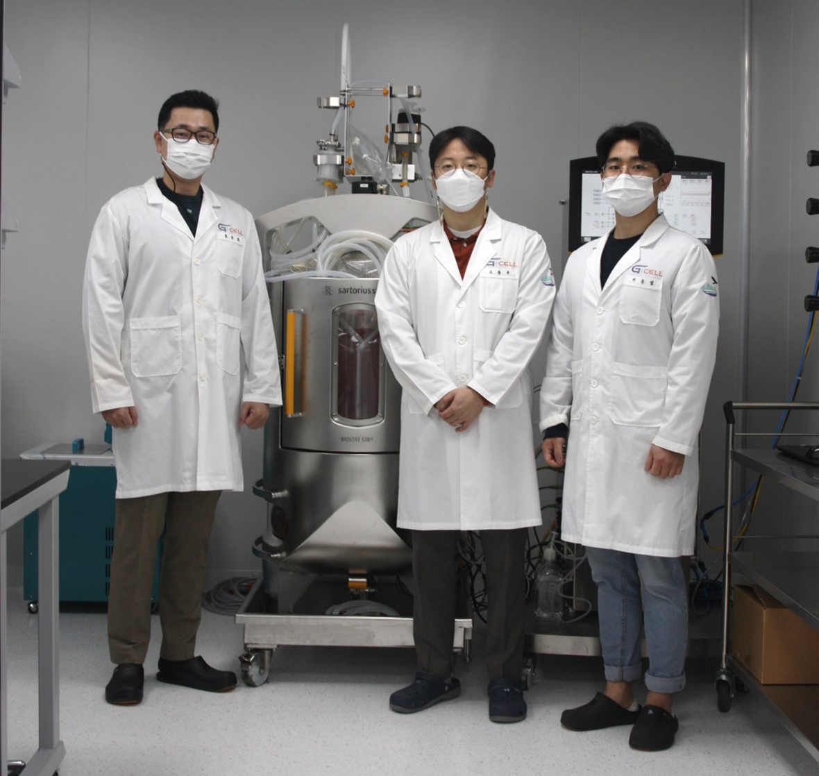 ▲지아이셀의 면역세포연구소에서 200ℓ 배양된 T.O.P. NK와 제조 기술에 대한 특허 발명자들이 기념사진을 찍고 있다. 왼쪽부터 홍천표 대표이사, 고동우 이사, 이준섭 PL. (사진제공-지아이셀)