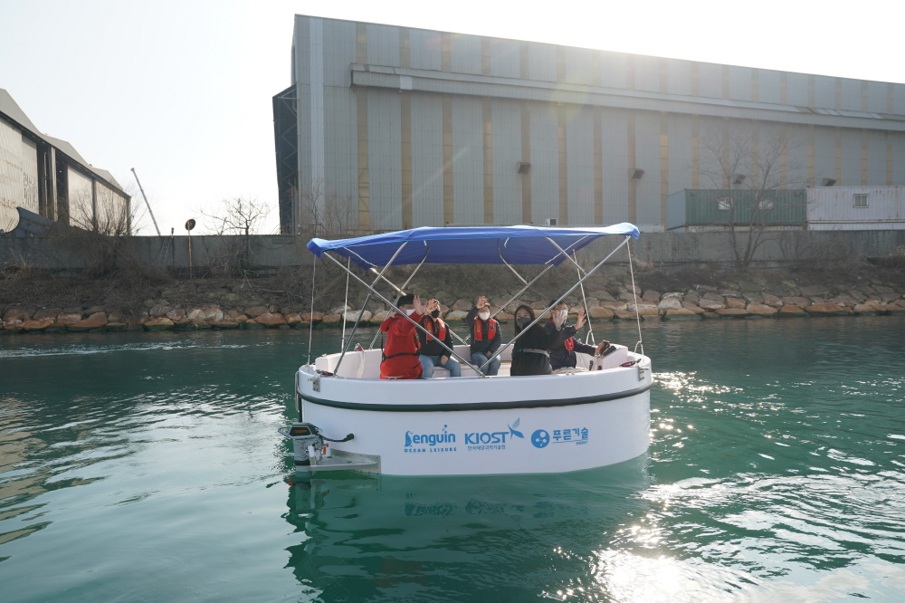 ▲한국해양과학기술원이 수소연료전지와 해양특화전지로 전력을 공급받는 레저용 친환경선박을 개발하고 테스트를 해보고 있다. (사진제공=한국해양과학기술원)