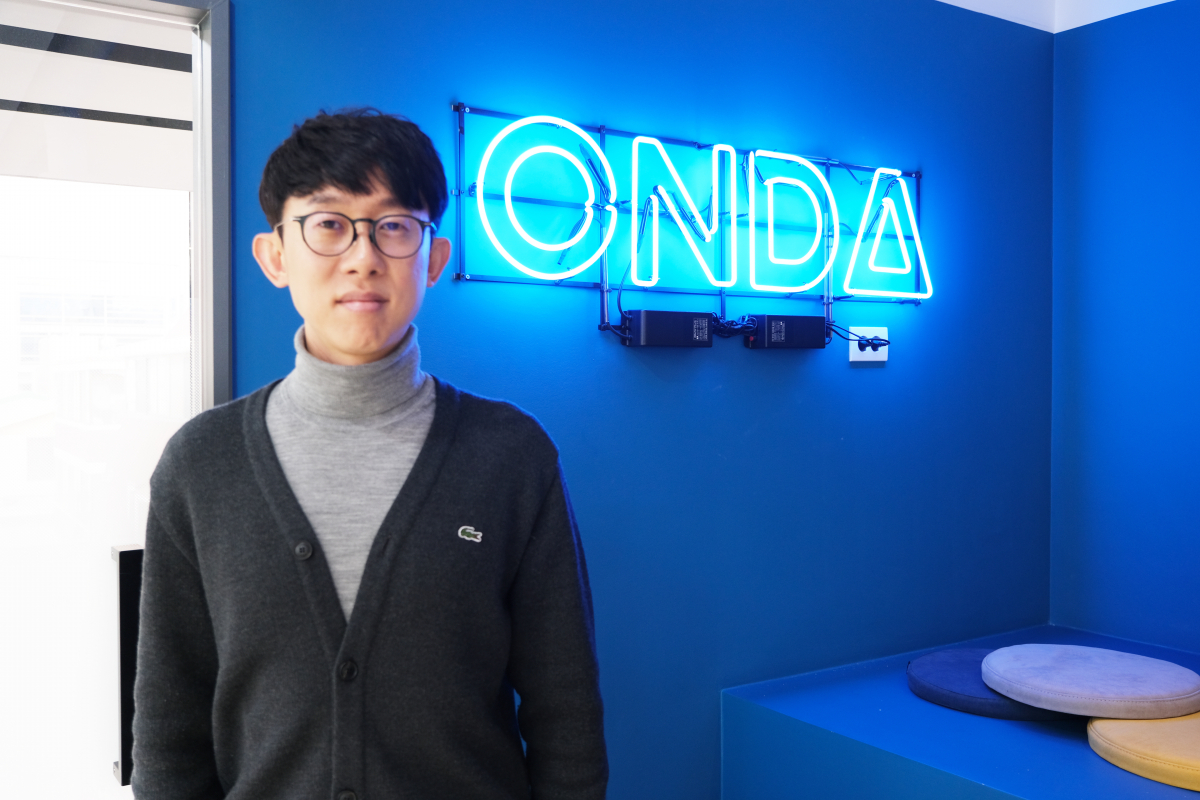 ▲16일 서울 강남구 온다 본사에서 가진 이투데이와의 인터뷰 후 오현석 대표가 사진촬영을 하고 있다. (사진제공=온다)