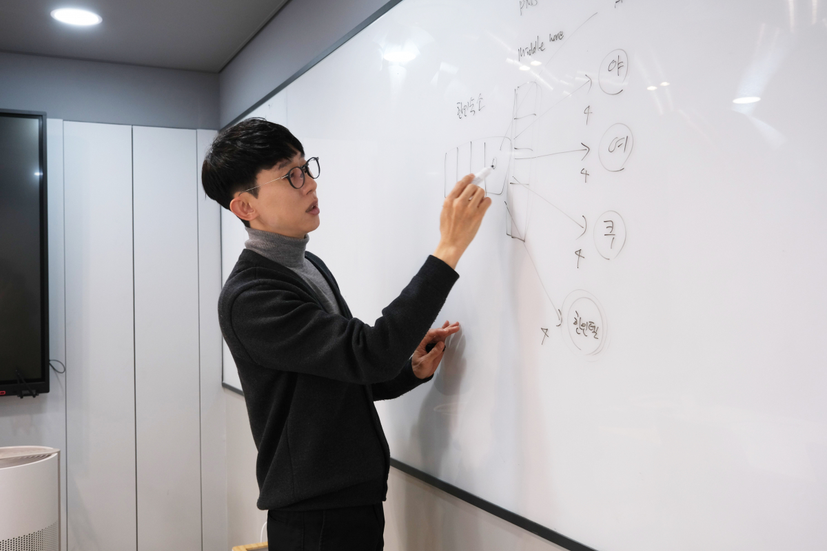 ▲16일 서울 강남구 온다 본사에서 가진 이투데이와의 인터뷰에서 오현석 대표가 자사의 숙박관리시스템(PMS)를 설명하고 있다.  (사진제공=온다)