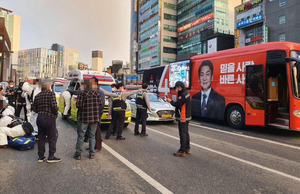 ▲20대 대통령선거 유세 첫날에 국민의당 안철수 후보 선거운동원 등 2명이 유세 차량에서 의식을 잃은 채 발견돼 병원으로 옮겨졌으나 숨졌다. 15일 오후 5시 24분께 충남 천안시 동남구 한 도로에 정차해 있던 안철수 대선후보 유세용 버스(40인승) 안에서 A씨 등 70대와 50대가 쓰러져 있는 것을 다른 당원이 발견했다. 사진은 사고현장 모습. (연합뉴스)