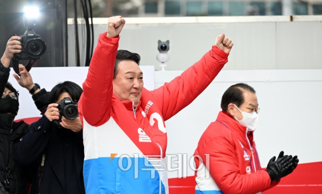 ▲윤석열 국민의힘 대선후보가 15일 서울 청계광장에서 열린 '국민이 키운 윤석열' 출정식에서 지지자들에게 손들어 인사를 하고 있다. 국회사진취재단 (이투데이DB)