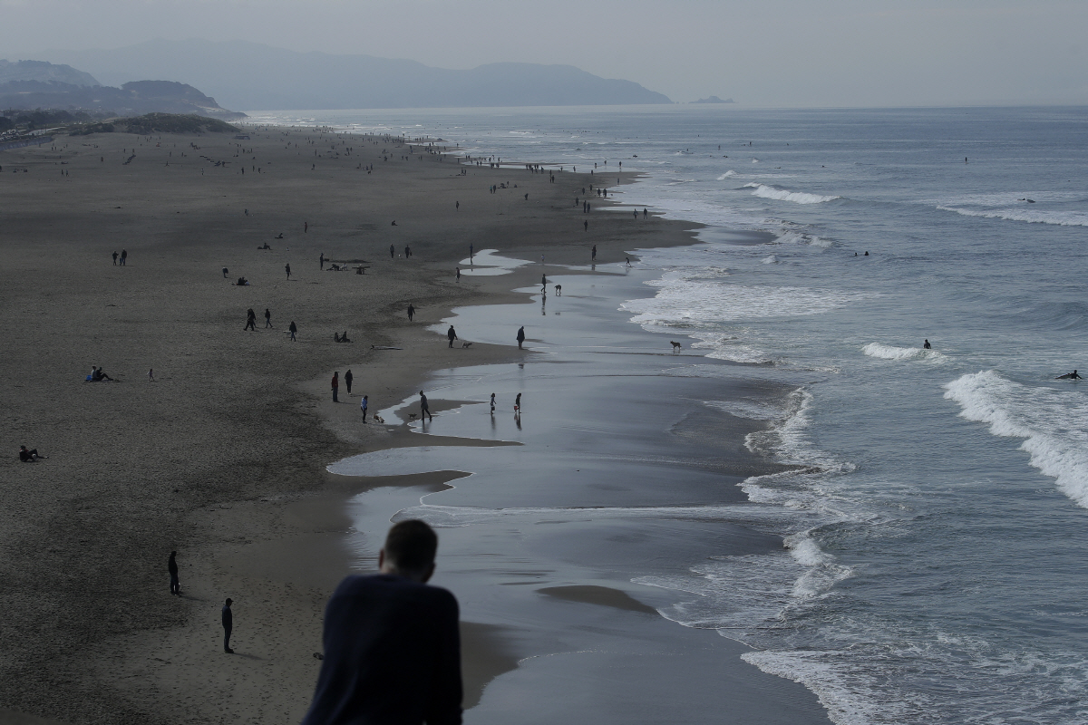 ▲미국 캘리포니아주 샌프란시스코 오션비치 해안을 따라 사람들이 거닐고 있다. 샌프란시스코/AP뉴시스
