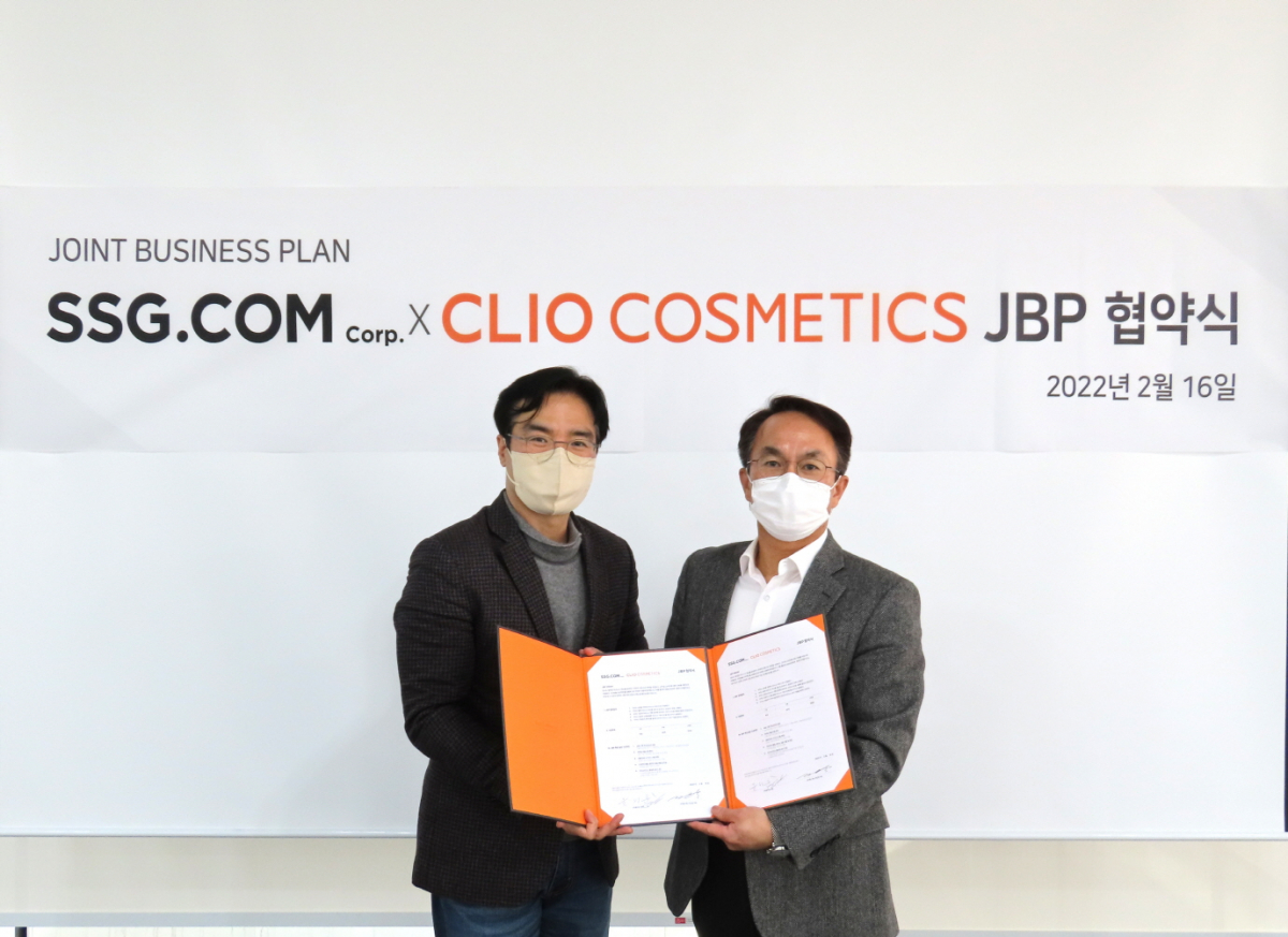 ▲김현수(왼쪽) SSG닷컴 라이프스타일2담당과 윤성훈 클리오 부사장이 업무협약 체결 후 기념사진 촬영을 하고 있다.  (사진제공=SSG닷컴)