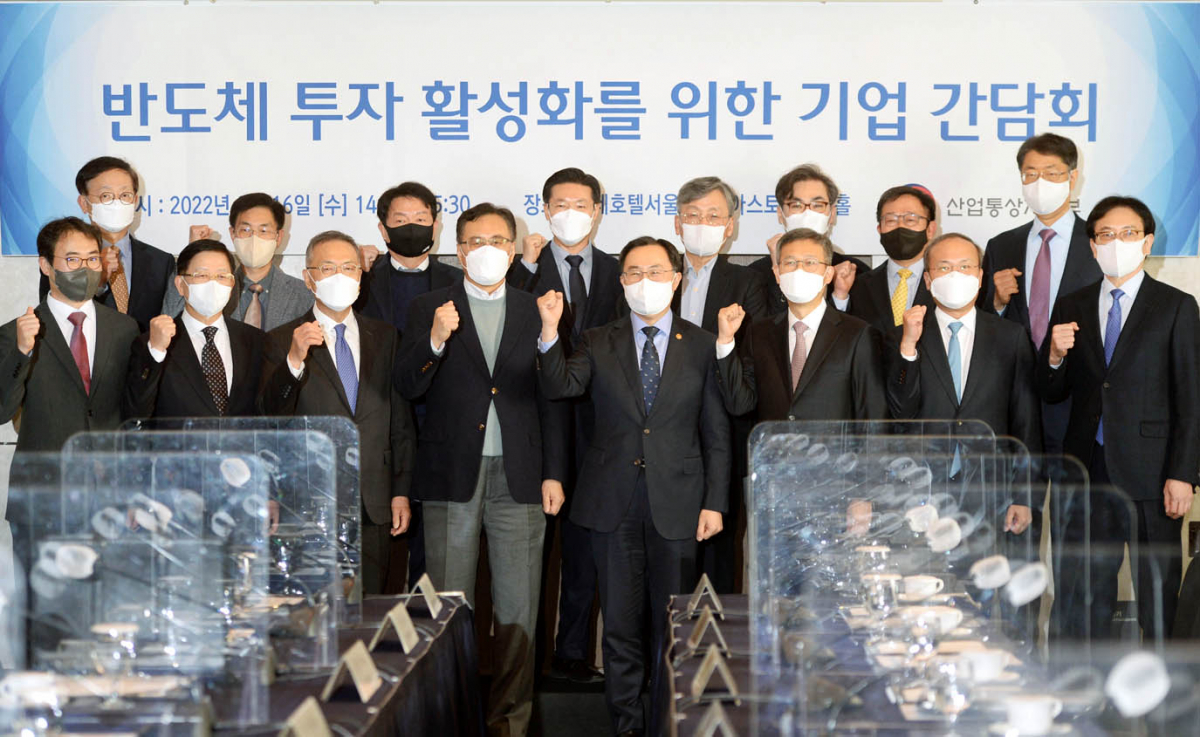 ▲16일 롯데호텔에서 열린 반도체 투자활성화 간담회에서 문승욱 산업통상자원부 장관(왼쪽 다섯번째) 등이 기념촬영을 하고 있다. (사진제공=산업통상자원부)