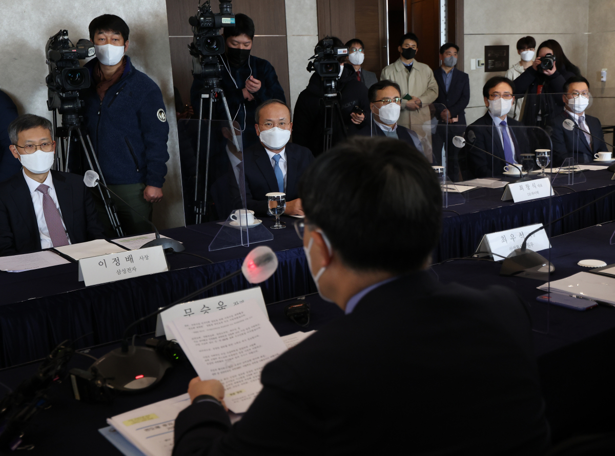 ▲반도체산업협회장인 이정배 삼성전자 사장(왼쪽)과 이석희 SK하이닉스 사장(왼쪽 두번째) 등 반도체기업 대표들이 16일 오후 서울 중구 롯데호텔에서 열린 반도체 투자 활성화를 위한 기업 간담회에서 문승욱 산업통상자원부 장관의 발언을 듣고 있다. (연합뉴스)