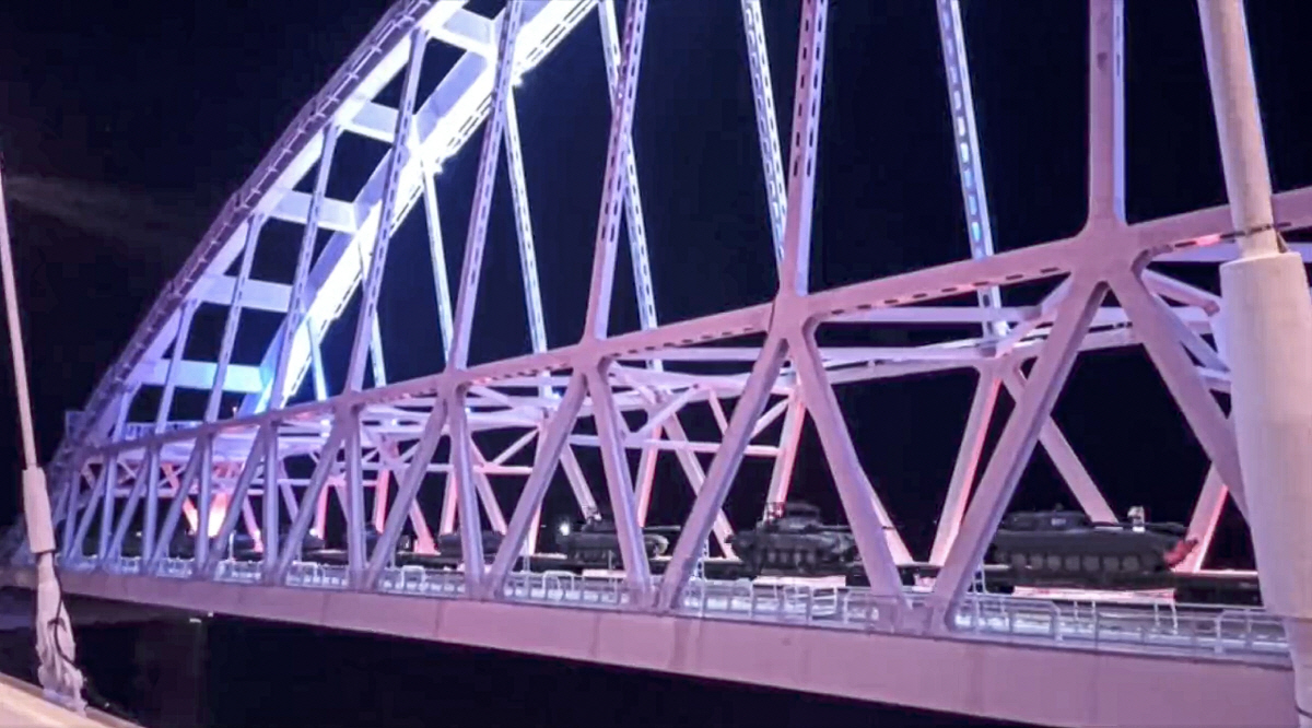 ▲러시아 국방부가 16일(현지시간) 공개한 동영상에 크림반도에서 철수하는 군 부대가 다리를 건너는 모습이 보인다. AP연합뉴스