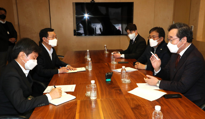 ▲더불어민주당 이낙연 총괄선대위원장(오른쪽부터), 이병훈 비서실장, 오영환 수행실장이 16일 서울 용산구 HDC현대산업개발 본사에서 광주 화정아이파크 붕괴 사고와 관련해 정몽규 HDC 그룹 회장과 유병규 현대산업개발 사장을 면담하고 있다.  (연합뉴스)