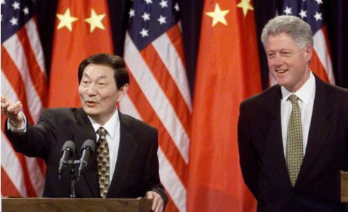 ▲빌 클린턴(오른쪽) 미국 대통령은 1999년 4월 8일 워싱턴을 방문한 주룽지 중국 총리와 정상회담을 갖고 중국의 세계무역기구(WTO) 가입 지원을 약속했다.   연합뉴스
