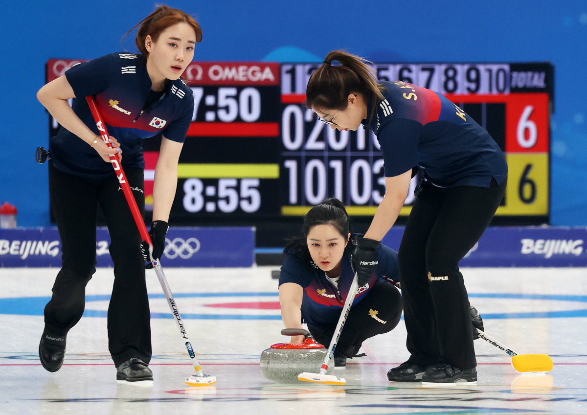▲16일 열린 2022 베이징 동계올림픽 컬링 여자 한국과 덴마크의 경기, 대한민국 팀킴 김경애가 스톤을 투구하고 있다.  (뉴시스)