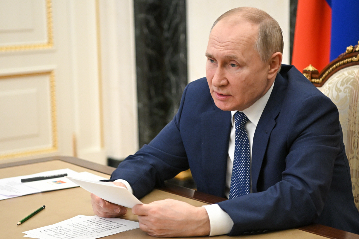 ▲블라디미르 푸틴 러시아 대통령이 16일(현지시간) 크렘린궁에서 화상회의를 하고 있다. 모스크바/타스연합뉴스
