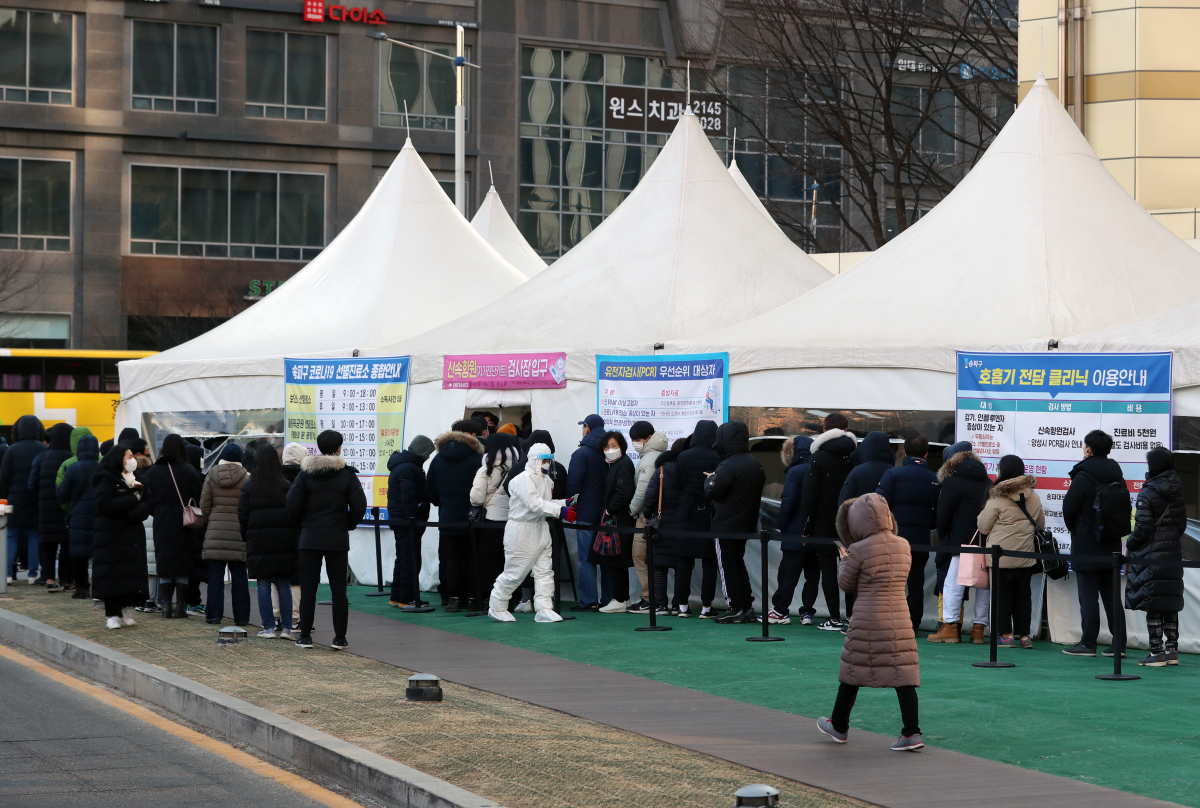 ▲0시 기준 코로나19 신규 확진자수가 9만 3135명을 기록한 17일 서울 송파구보건소 선별진료소를 찾은 시민들이 신속항원 및 PCR검사를 받기 위해 줄을 서고 있다.  (뉴시스)