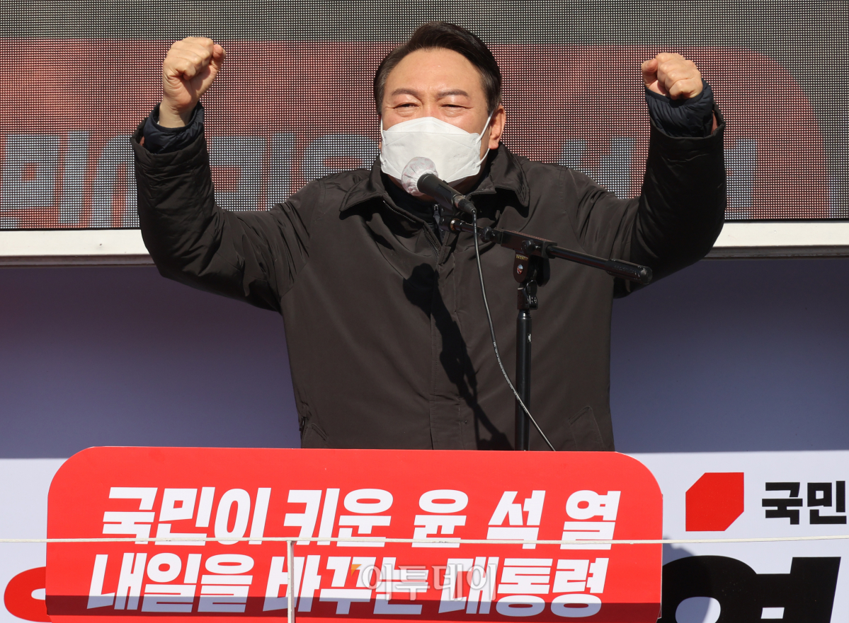 ▲윤석열 국민의힘 대선 후보가 17일 오전 경기도 용인 수지구 테이스티 애비뉴 옆 공터에서 열린 ‘역동적 혁신성장 대한민국 만들기’ 유세를 진행하고 있다. 윤 후보는 이날 유세에서 민주당을 두고 "그대로 놔두면 이 당이 암에 걸려 제대로 헤어나오지 못한다"고 비판했다. (국회사진취재단)