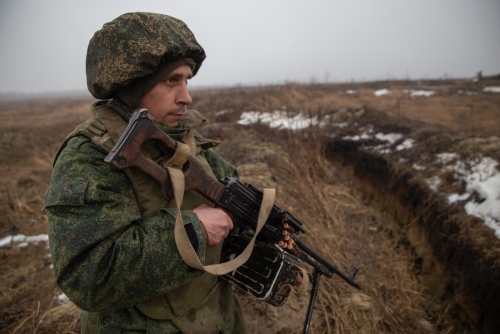 ▲자칭 루간스크인민공화국의 군인이 3일(현지시간) 경계를 서고 있다. 타스연합뉴스
