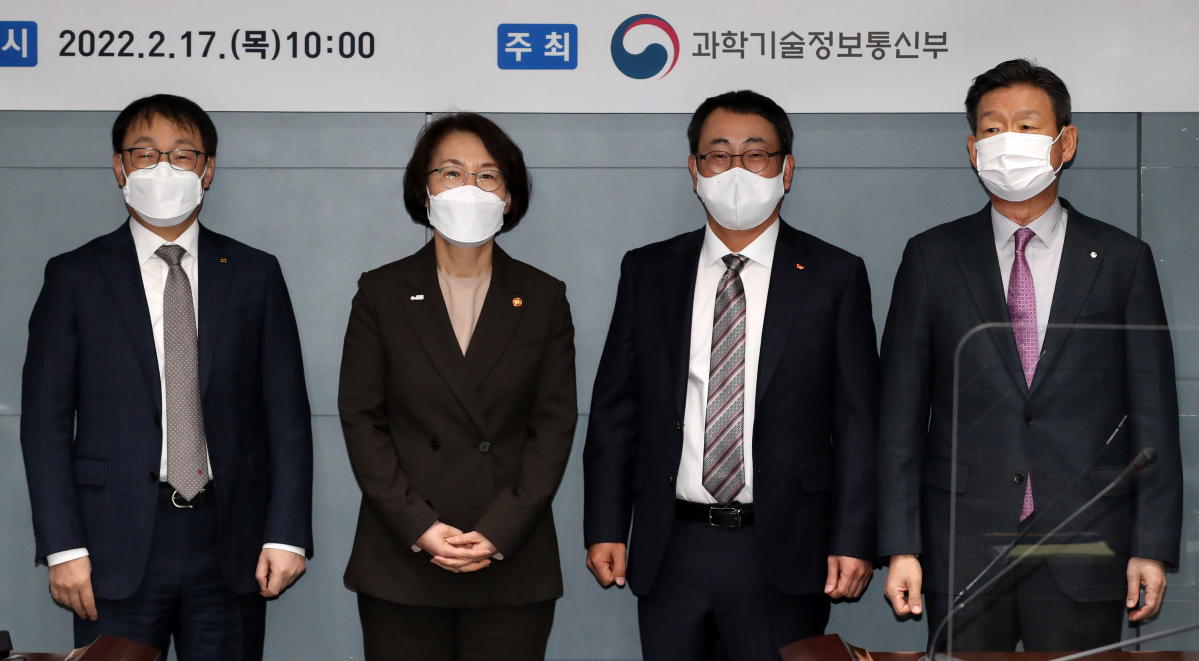 ▲17일 오전 서울 중구 포스트타워에서 열린 과학기술정보통신부-통신3사 CEO 간담회에서 구현모 KT 대표(왼쪽부터), 임혜숙 장관, 유영상 SK텔레콤 대표, 황현식 LG유플러스 대표가 기념촬영을 하고 있다. (연합뉴스)