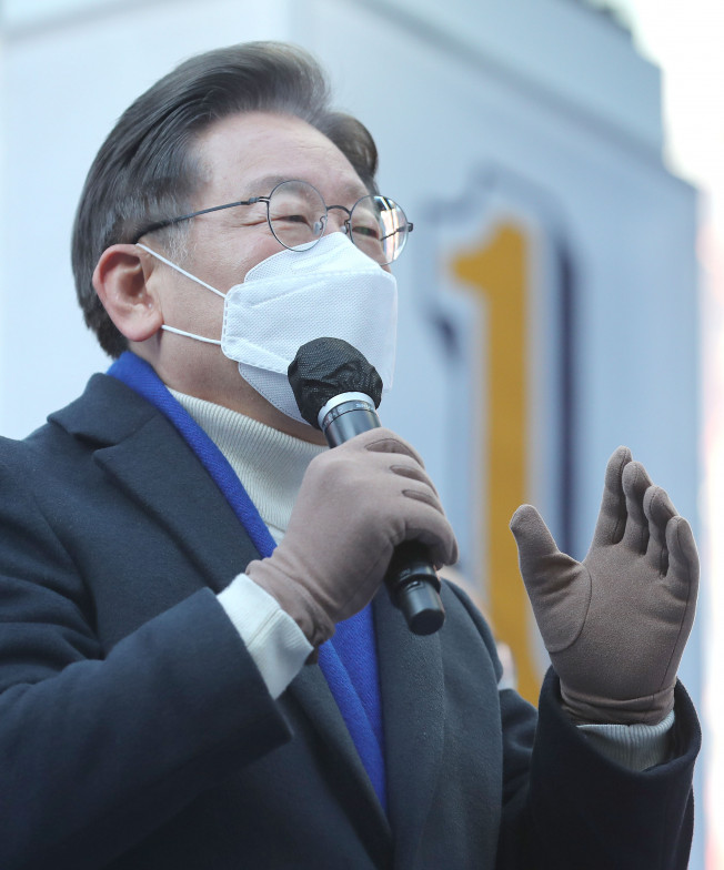 ▲더불어민주당 이재명 대선후보가 17일 오후 서울 청계광장에서 열린 '다시 광화문에서' 광화문역 유세에 참석해 지지를 호소하고 있다. (연합뉴스)