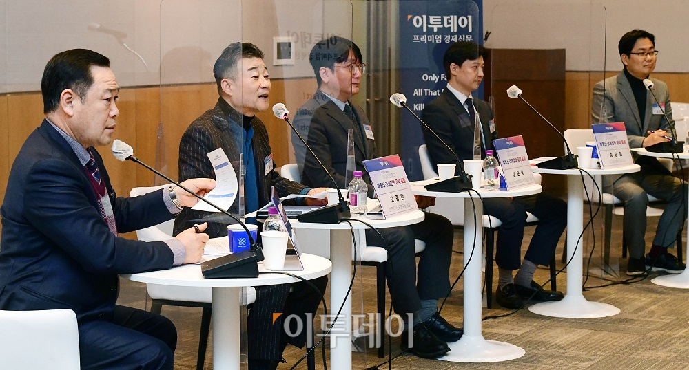 ▲17일 서울 여의도 전경련회관 컨퍼런스센터 에메랄드홀에서 이투데이 주최로 열린 '여야 대선후보 부동산·경제정책 공약 포럼'에서 참석자들이 대선후보의 부동산정책 공약 분석(공급,규제,대출 부문) 패널토론을 하고 있다. 왼쪽부터 좌장을 맡은 서진형 대한부동산학회장, 고종완 한국자산관리연구원장, 이은형 대한건설정책연구원 책임연구원, 송승현 도시와경제 대표이사, 김인만 부동산연구소장.  (고이란 기자 photoeran@)