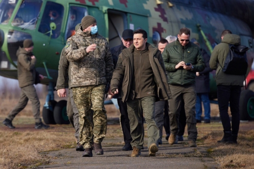 ▲볼로디미르 젤렌스키(가운데) 우크라이나 대통령이 16일(현지시간) 우크라이나 군대의 훈련을 지켜보기 위해 도착했다. 리브네/UPI연합뉴스
