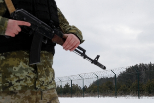 ▲우크라이나 국경에서 우크라이나 군인이 16일(현지시간) 경계를 서고 있다. 체르니히브/로이터연합뉴스
