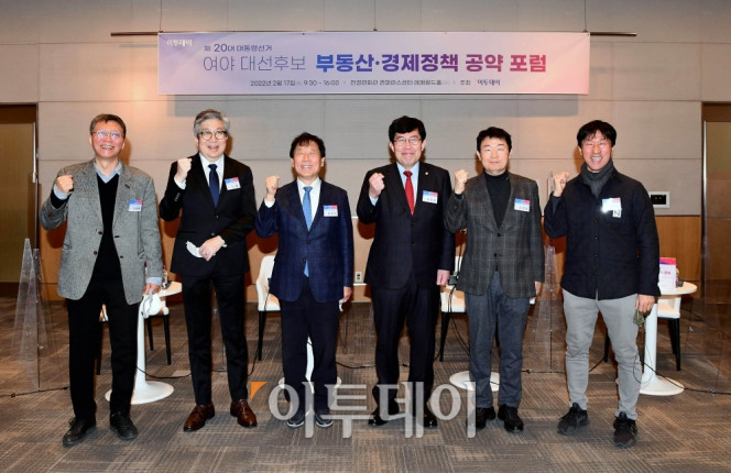 ▲17일 서울 여의도 전경련회관 컨퍼런스센터 에메랄드홀에서 이투데이 주최로 열린 '여야 대선후보 부동산·경제정책 공약 포럼'에서 이병훈(왼쪽부터) 중앙대 사회학과 교수, 신율 명지대 정치외교학과 교수, 윤후덕 더불어민주당 정책본부장, 윤창현 국민의힘 정책본부 부본부장, 신관호 고려대 경제학과 교수, 김진석 서울여대 사회복지학과 교수가 기념촬영을 하고 있다. 신태현 기자 holjjak@ (이투데이DB)