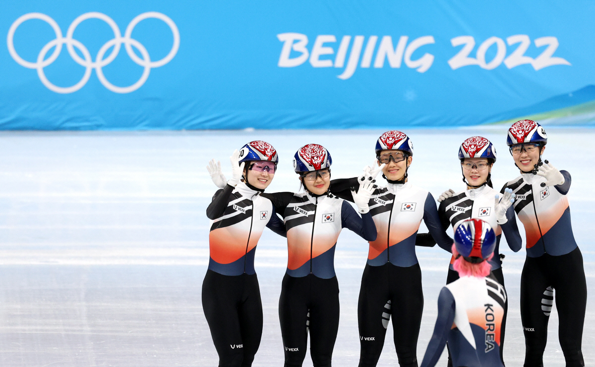 ▲2일 중국 베이징 캐피털 실내경기장에서 실시된 2022 베이징동계올림픽 쇼트트랙 대표팀 공식 훈련을 마친 곽윤기가 김아랑(오른쪽부터), 이유빈, 서휘민, 박지윤, 최민정을 자신의 휴대전화로 촬영하고 있다. (연합뉴스)
