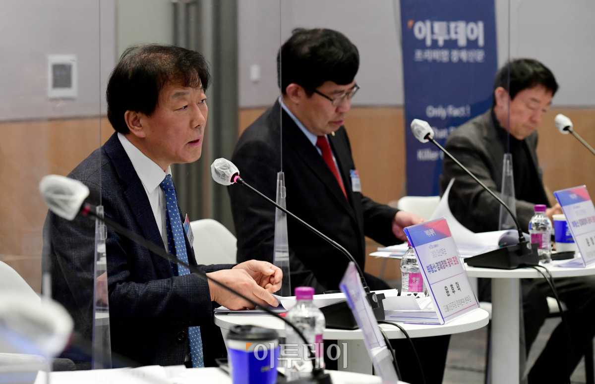 ▲이재명 더불어민주당 대통령 후보 측 윤후덕 선거대책위원회 정책본부장이 17일 이투데이가 서울 여의도 전경련회관 컨퍼런스센터에서 개최한 ‘제20대 대통령 선거 여야 대선 후보 부동산·경제정책 공약 포럼’에서 이 후보 측 공약을 설명하고 있다. (신태현 기자)