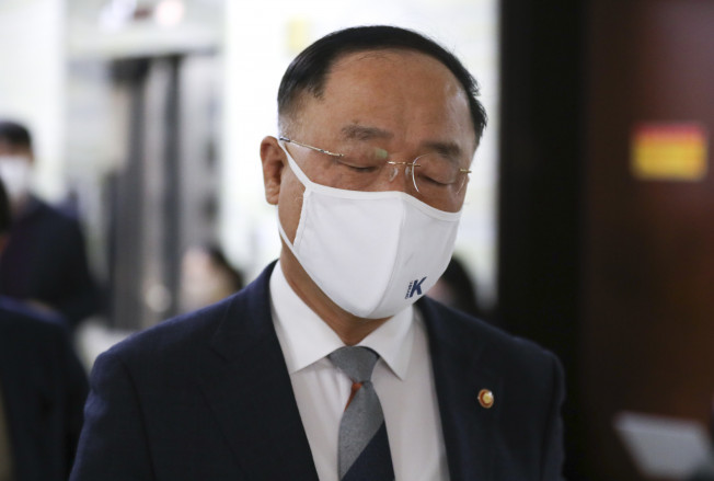 ▲홍남기 부총리 겸 기획재정부 장관이 17일 추가경정예산안 관련 면담을 위해 서울 여의도 국회 예산결산특별위원회 위원장실로 향하고 있다. (연합뉴스)
