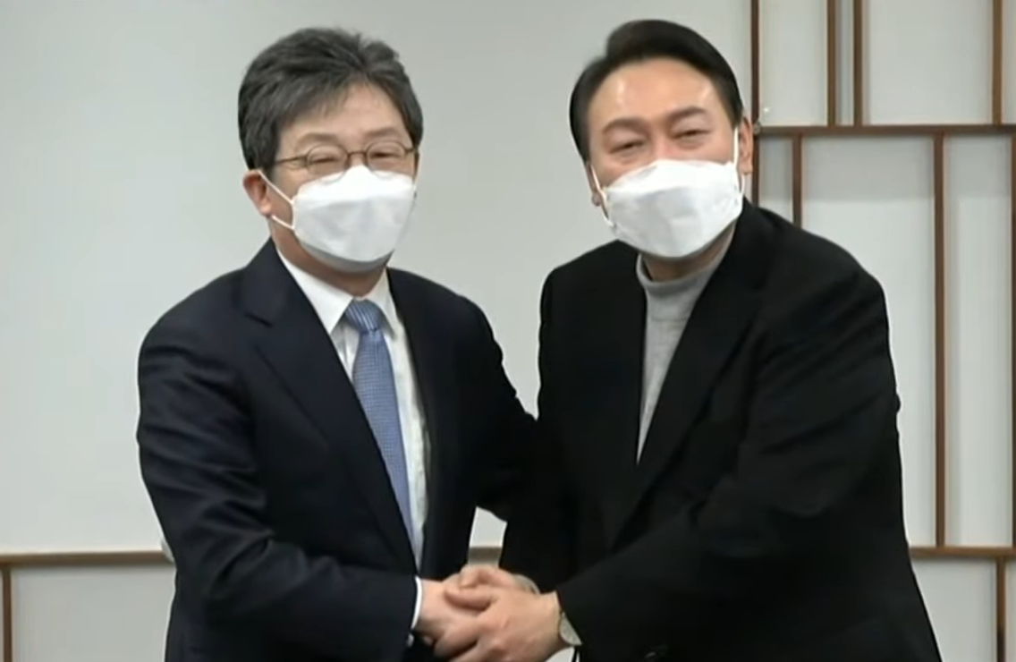 ▲윤석열 국민의힘 대선 후보와 유승민 전 의원이 17일 오후 서울 영등포구 정치카페 하우스에서 만난 후 기념촬영을 하고 있다. (출처=유튜브 오른소리 캡처)