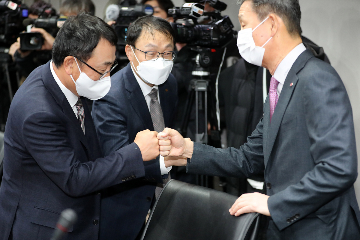 ▲17일 오전 서울 중구 포스트타워에서 열린 과학기술정보통신부-통신3사 CEO 간담회에 앞서 유영상 SKT 대표(왼쪽부터), 구현모 KT 대표, 황현식 LG유플러스 대표가 인사를 나누고 있다.  (연합뉴스)