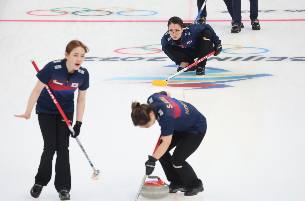 ▲17일 중국 베이징 국립 아쿠아틱 센터에서 열린 2022 베이징 동계올림픽 컬링 여자 단체전 한국과 스웨덴의 경기에서 팀킴 김은정이 스톤을 투구한 뒤 바라보고 있다.(연합뉴스)
