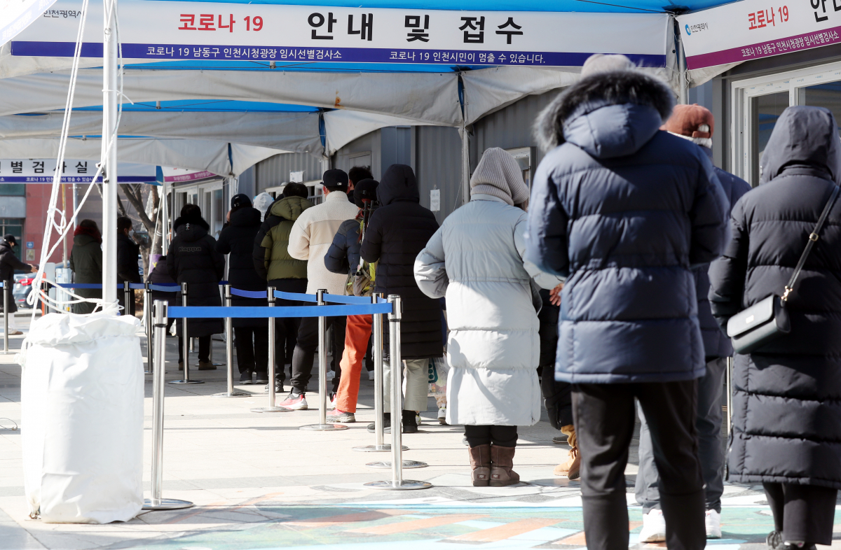 ▲인천지역에 신종 코로나바이러스 감염증(코로나19) 확산세가 이어진 16일 오후 인천시 남동구 인천시청 앞 임시 선별검사소에서 시민들이 줄지어 검사받고 있다. 인천시는 전날 하루 동안 발생한 코로나19 확진자 수가 7천238명으로 최종 집계됐다고 이날 밝혔다. 이는 일일 확진자 수 기준으로 역대 최다 기록이다. (연합뉴스)