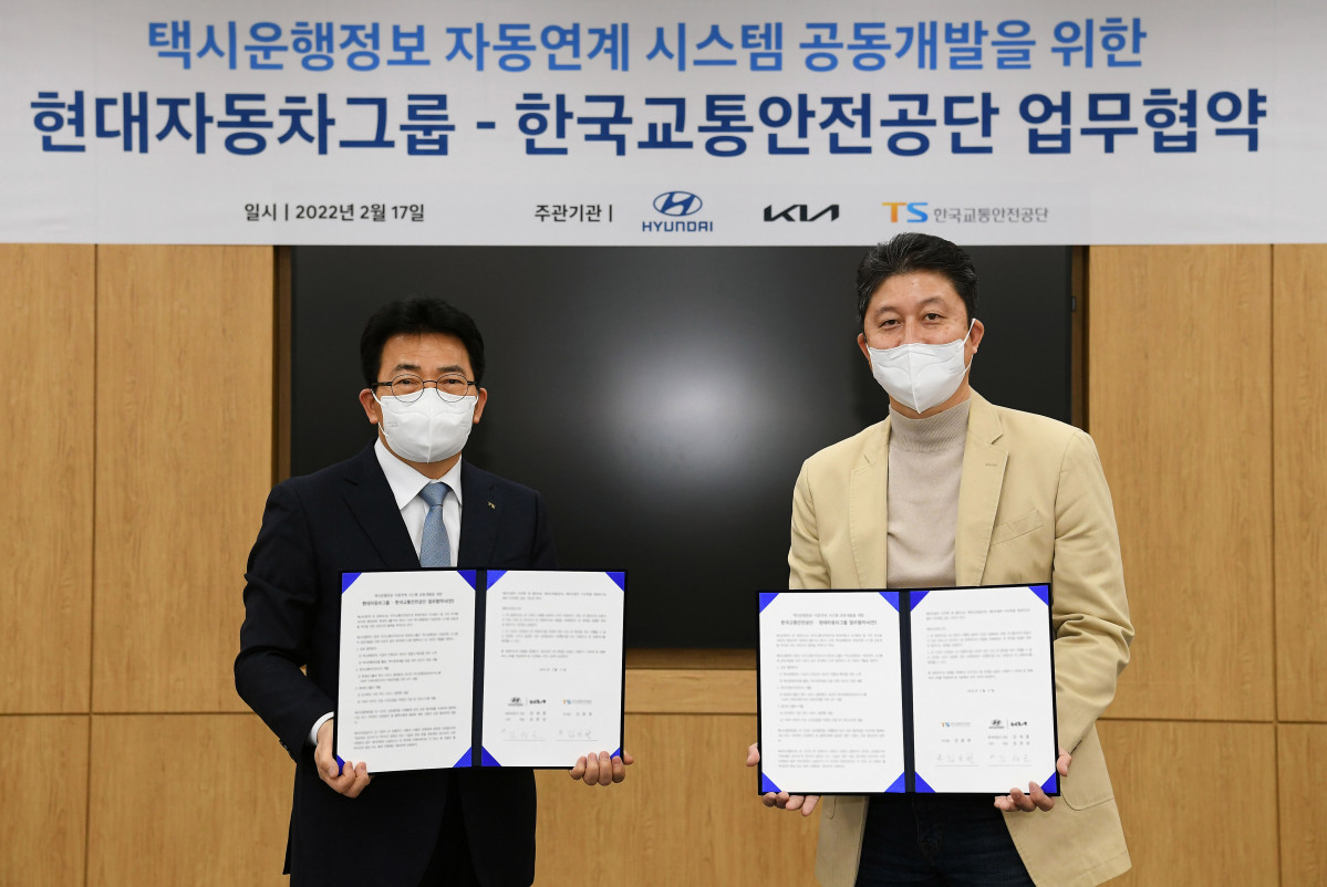 ▲현대자동차그룹은 한국교통안전공단과 ‘택시운행정보 자동연계 시스템 공동개발을 위한 업무협약’을 체결했다. 18일 서울 서초구 현대차ㆍ기아 본사에서 열린 '업무협약(MOU)식'에서 현대차그룹 TaaS본부 김성근 상무(오른쪽), 한국교통안전공단 김보현 교통안전본부장(왼쪽)이 업무 제휴협약 체결 후 기념사진을 촬영하고 있다.  (사진제공=현대차그룹)