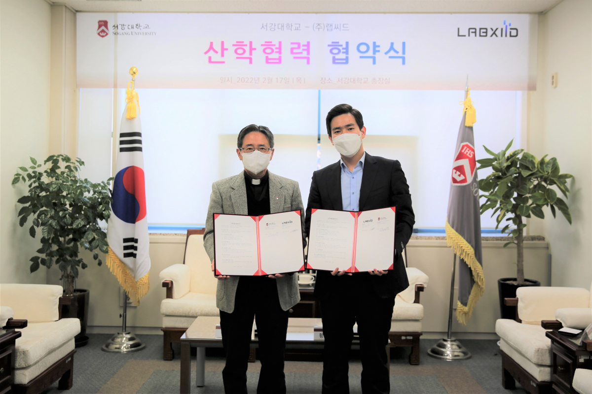 ▲심종혁 서강대학교 총장(왼쪽)과 황동주 랩씨드 대표(오른쪽)가 메타버스 인재 양성과 플랫폼 구축을 위한 업무협약을 체결했다.
 (사진 = 농업 데이터 구축 플랫폼 기업 랩씨드 제공)