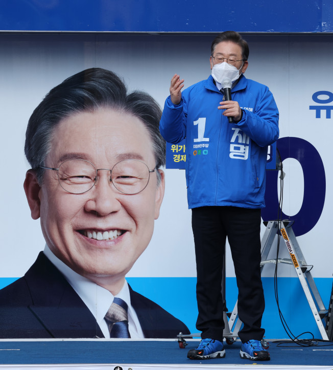 ▲더불어민주당 이재명 대선후보가 18일 전남 순천시 연향패션거리에서 열린 '약무호남 시무국가' 순천 유세에서 지지를 호소하고 있다.  (연합뉴스)