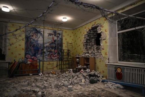 ▲우크라이나 동부 돈바스 지역의 유치원이 17일(현지시간) 포격을 받았다. 루간스크/AFP연합뉴스
