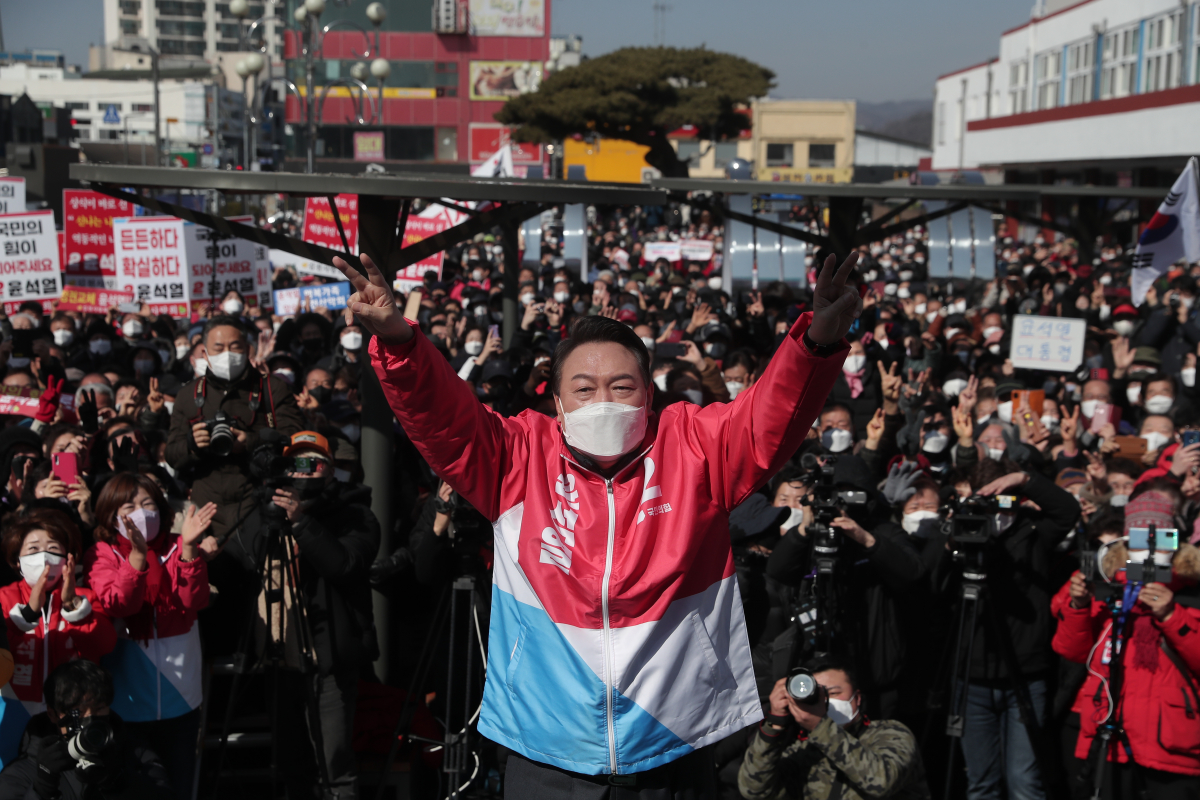▲윤석열 국민의힘 대선 후보가 18일 오후 경북 김천시 김천역에서 유세 후 지지자들 앞에서 사진 촬영을 하고 있다. (제공=국민의힘 중앙선대본부)