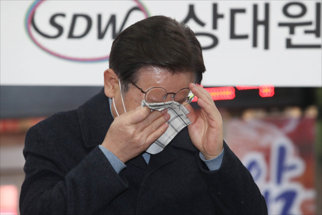 ▲더불어민주당 이재명 대선후보가 24일 오후 경기 성남시 중원구 상대원시장에서 열린 '매타버스' 성남, 민심속으로! 행사에서 즉석연설 도중 눈물을 닦고 있다.  (연합뉴스)