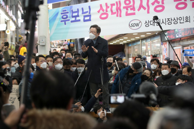 ▲더불어민주당 이재명 대선후보가 24일 오후 경기 성남시 중원구 상대원시장에서 열린 '매타버스' 성남, 민심속으로! 행사에서 즉석연설하고 있다.  (연합뉴스)