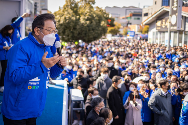▲더불어민주당 이재명 대선후보가 18일 전남 목포시 평화광장에서 열린 '김대중 대통령님, 그립습니다' 목포 유세에서 지지를 호소하고 있다.  (연합뉴스)
