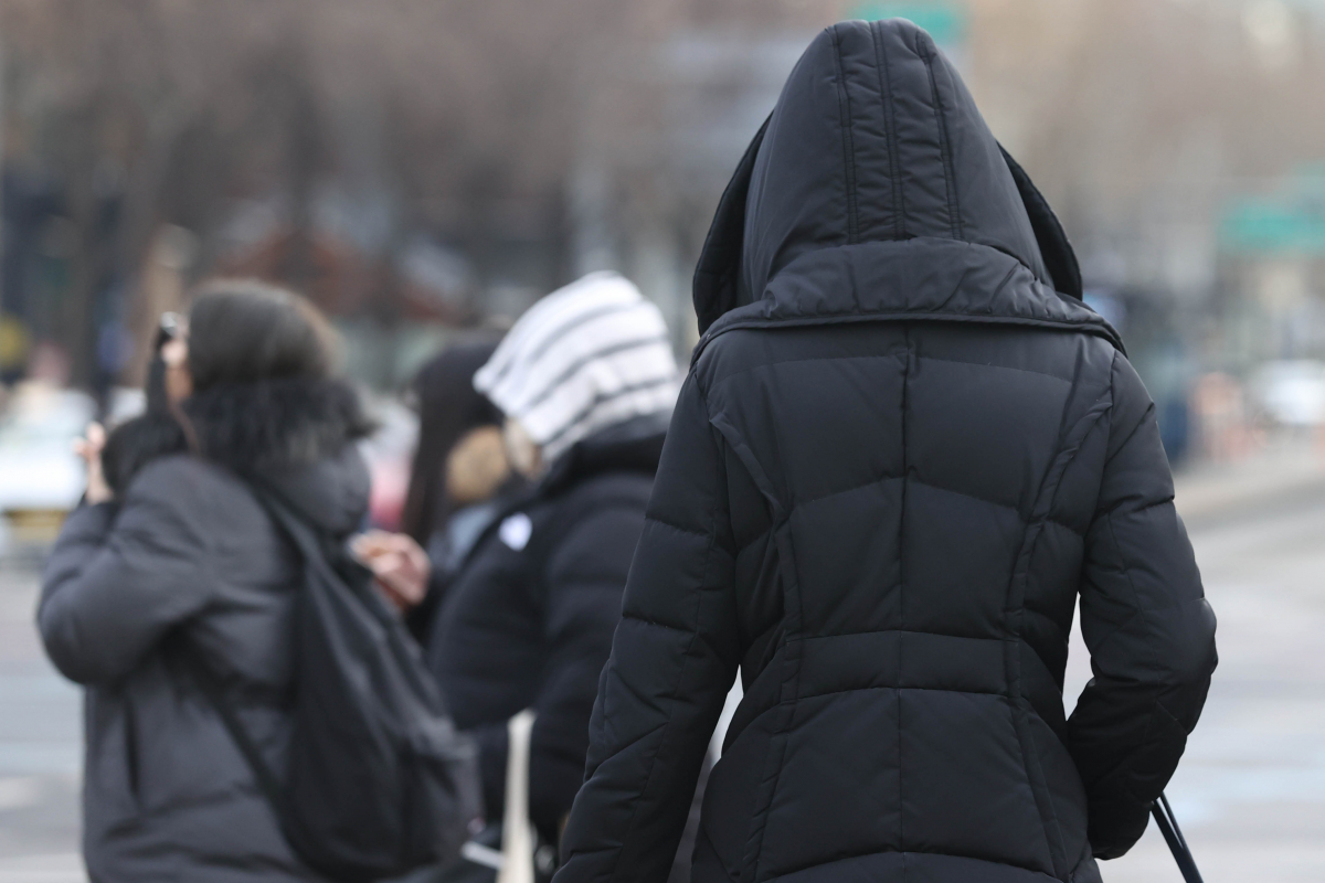 ▲서울 종로구 세종사거리를 외투 입은 시민들이 걷고 있다.  (연합뉴스)