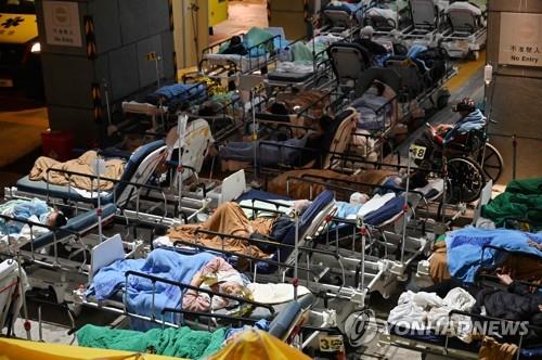 ▲17일 홍콩의 한 병원 밖에서 환자들이 대기 중이다. (연합뉴스)